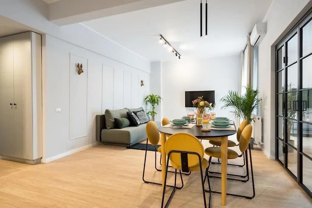 Apartment Sunny 4Br Flat - Top Location - Charming Balcony Bucharest