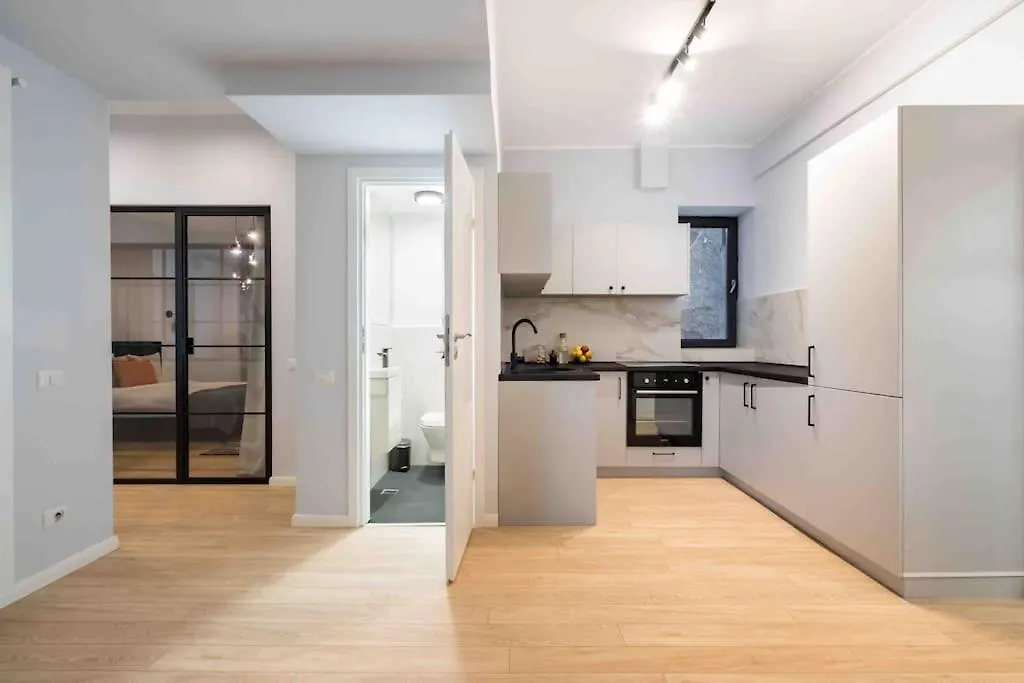 Sunny 4Br Flat - Top Location - Charming Balcony Bucharest 0*,