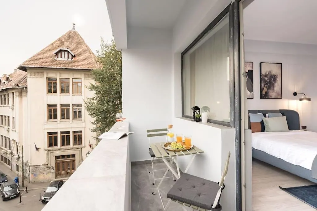 Apartment Sunny 4Br Flat - Top Location - Charming Balcony Bucharest