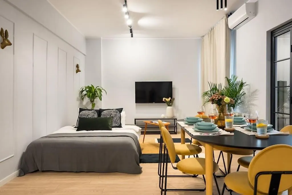 Apartment Sunny 4Br Flat - Top Location - Charming Balcony Bucharest