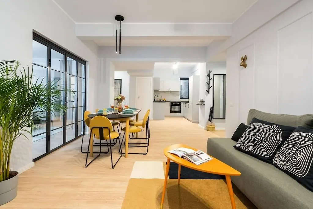 Apartment Sunny 4Br Flat - Top Location - Charming Balcony Bucharest