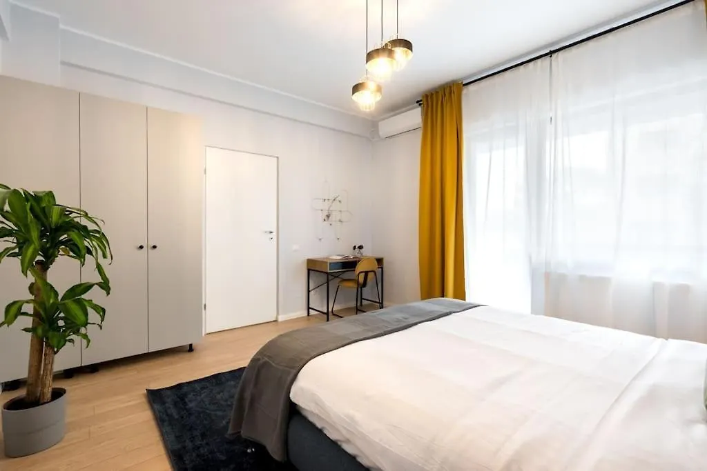 Sunny 4Br Flat - Top Location - Charming Balcony Bucharest 0*,  Romania