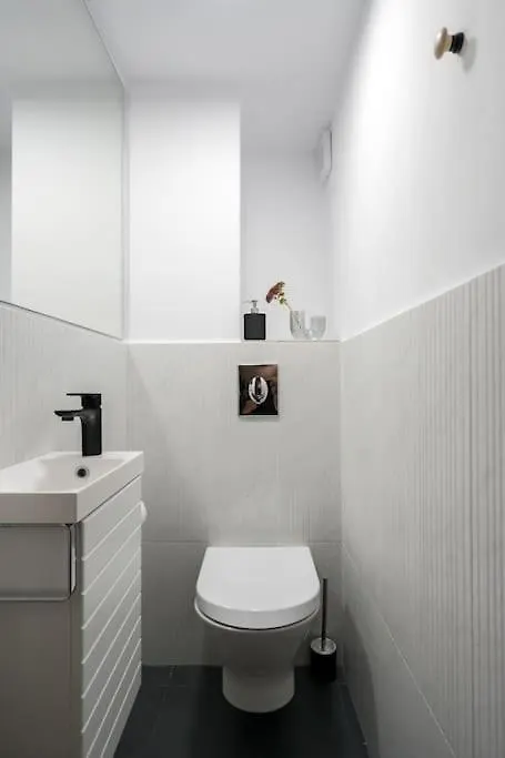 Apartment Sunny 4Br Flat - Top Location - Charming Balcony Bucharest