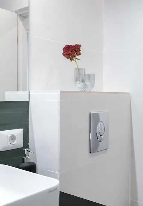 Sunny 4Br Flat - Top Location - Charming Balcony Бухарест