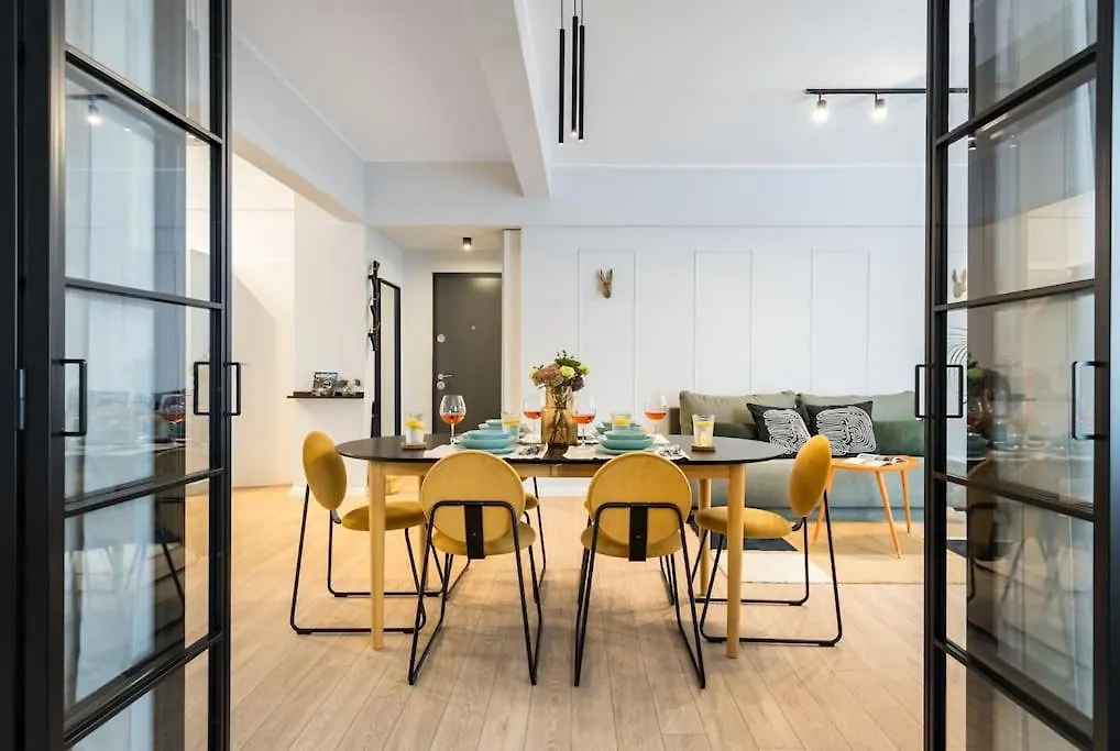 Appartement Sunny 4Br Flat - Top Location - Charming Balcony Boekarest