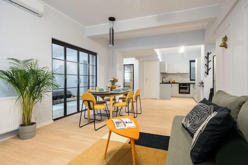 Sunny 4Br Flat - Top Location - Charming Balcony Boekarest Appartement